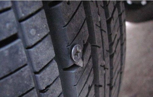 輪胎扎釘怎么辦？補胎還是換胎？四步自救法免等拖車